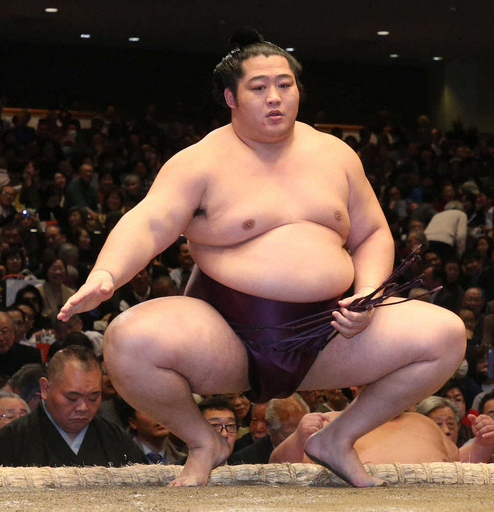 【画像・写真】勝ち名乗りを受ける遠藤（撮影・西海健太郎）