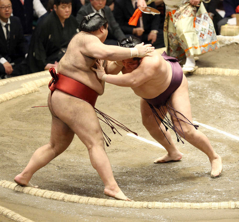 【画像・写真】高安（左）を突き出しで破る遠藤（撮影・久冨木　修）　