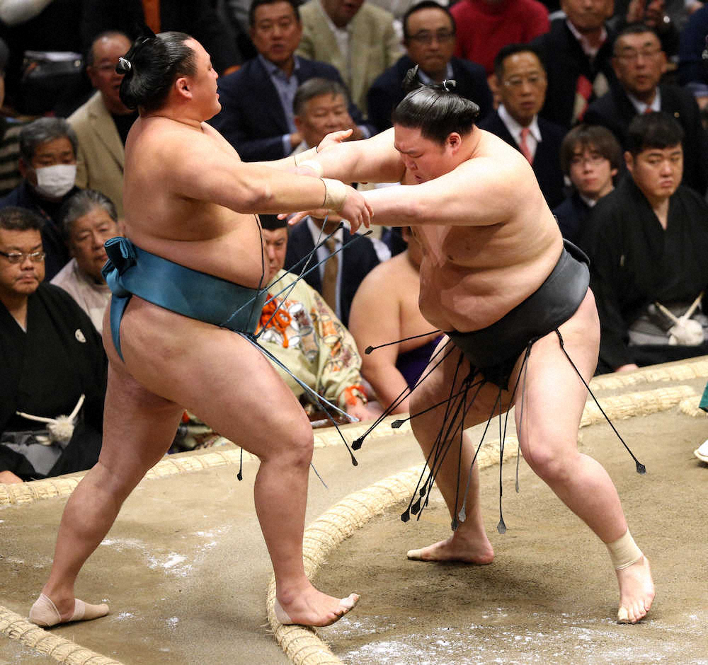 【画像・写真】玉鷲（右）を押し出しで破る豪栄道（撮影・久冨木　修）　