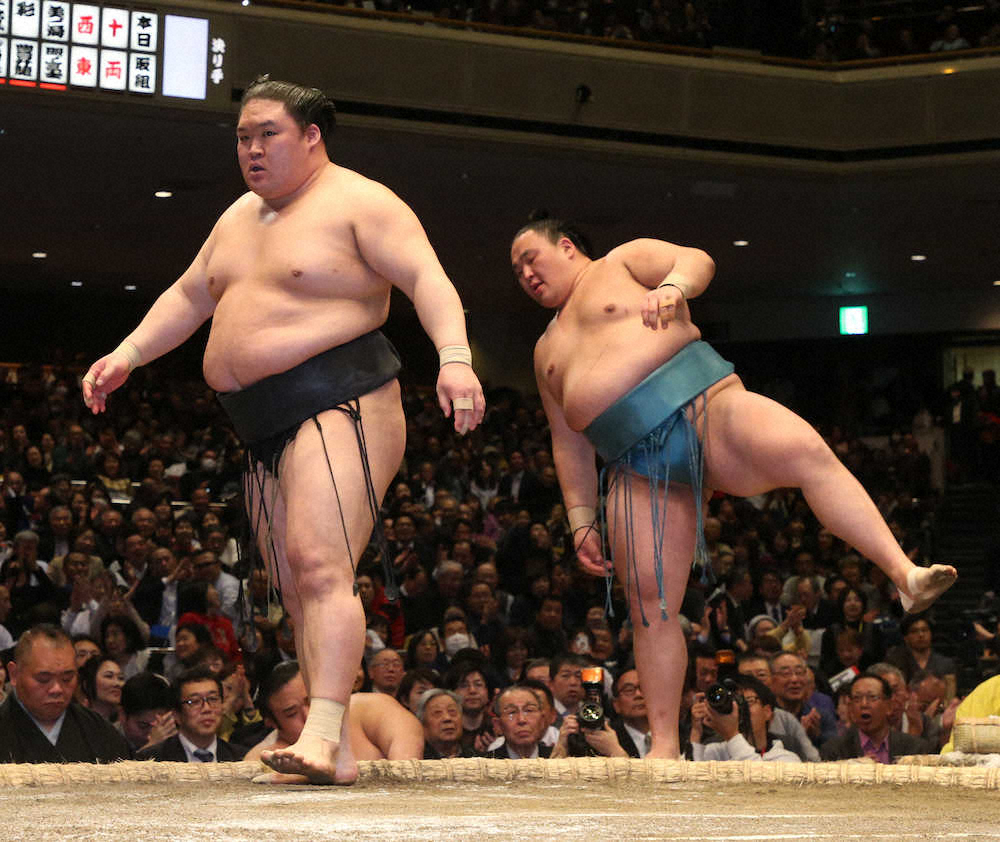 【画像・写真】￥玉鷲を押し出しで破った豪栄道（左）（撮影・西海健太郎）