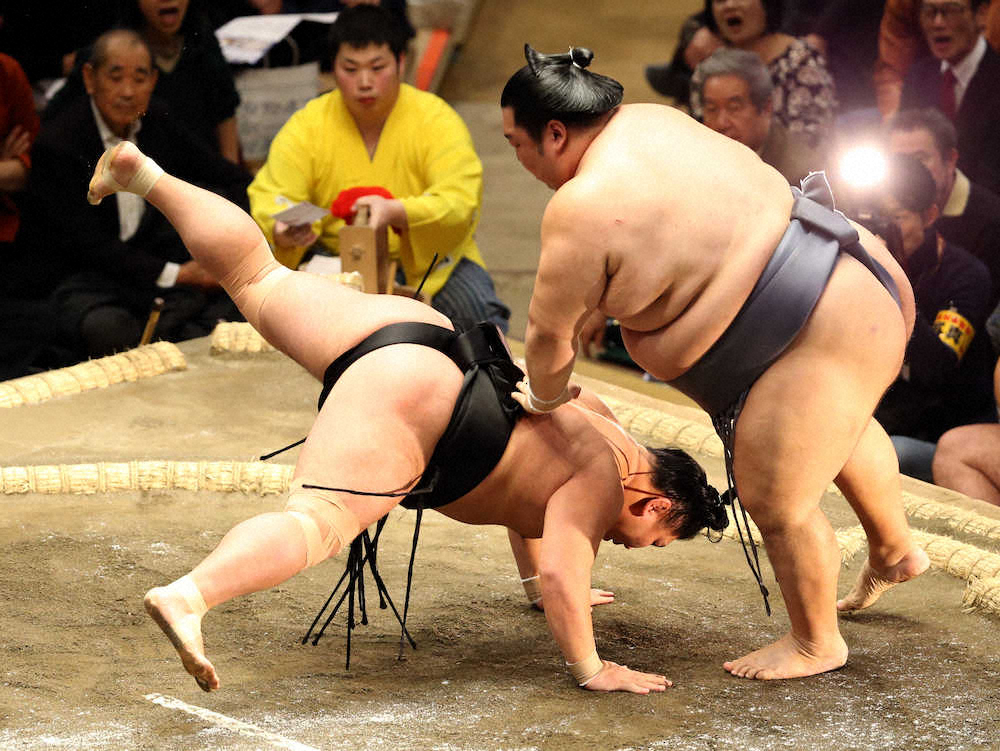 【画像・写真】徳勝龍（右）に引き落としで敗れる照強（撮影・久冨木　修）　