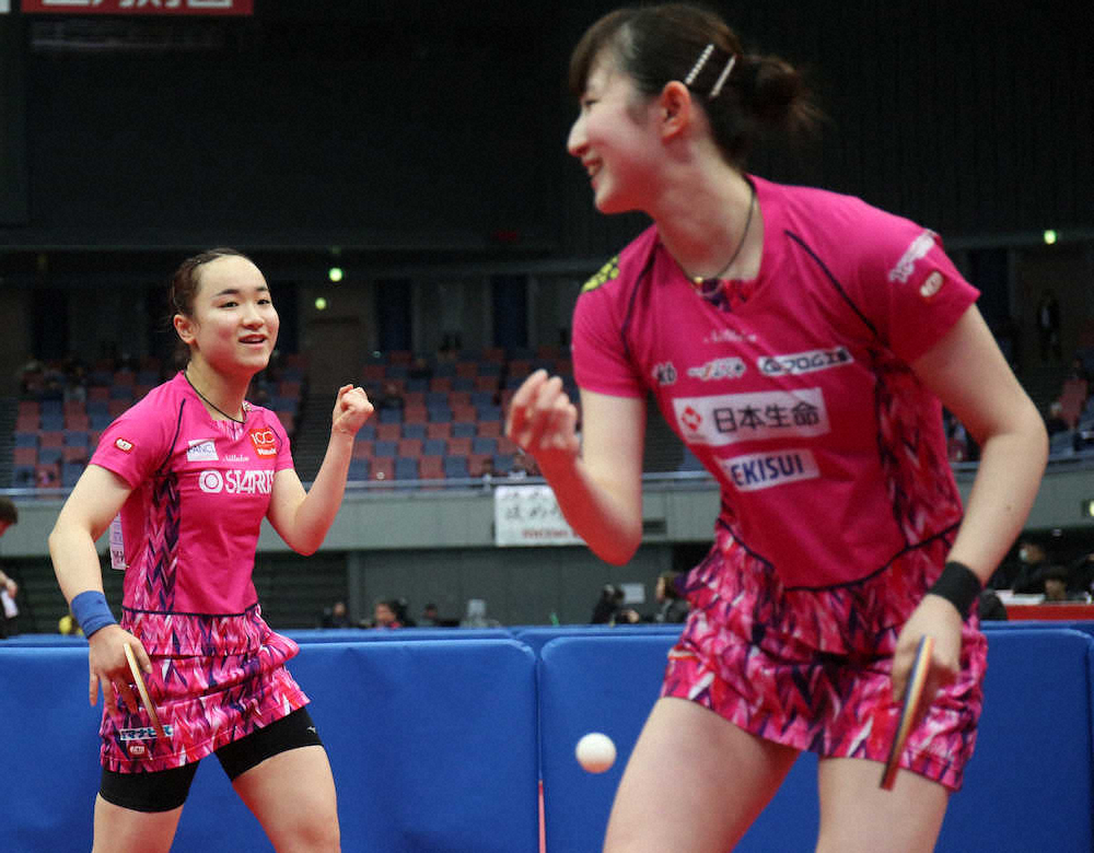 【画像・写真】接戦を制して準決勝進出を決めた伊藤美誠（左）、早田ひな組（撮影・北條　貴史）
