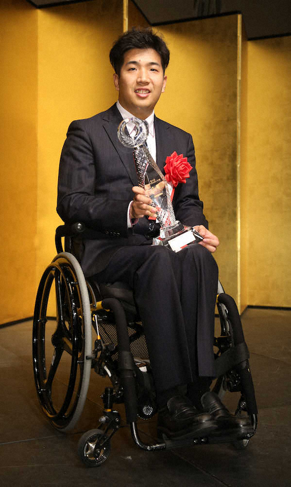 【画像・写真】パラ陸上男子・佐藤友祈　日本パラスポーツ賞大賞!新婚パワーで「東京で金メダル」