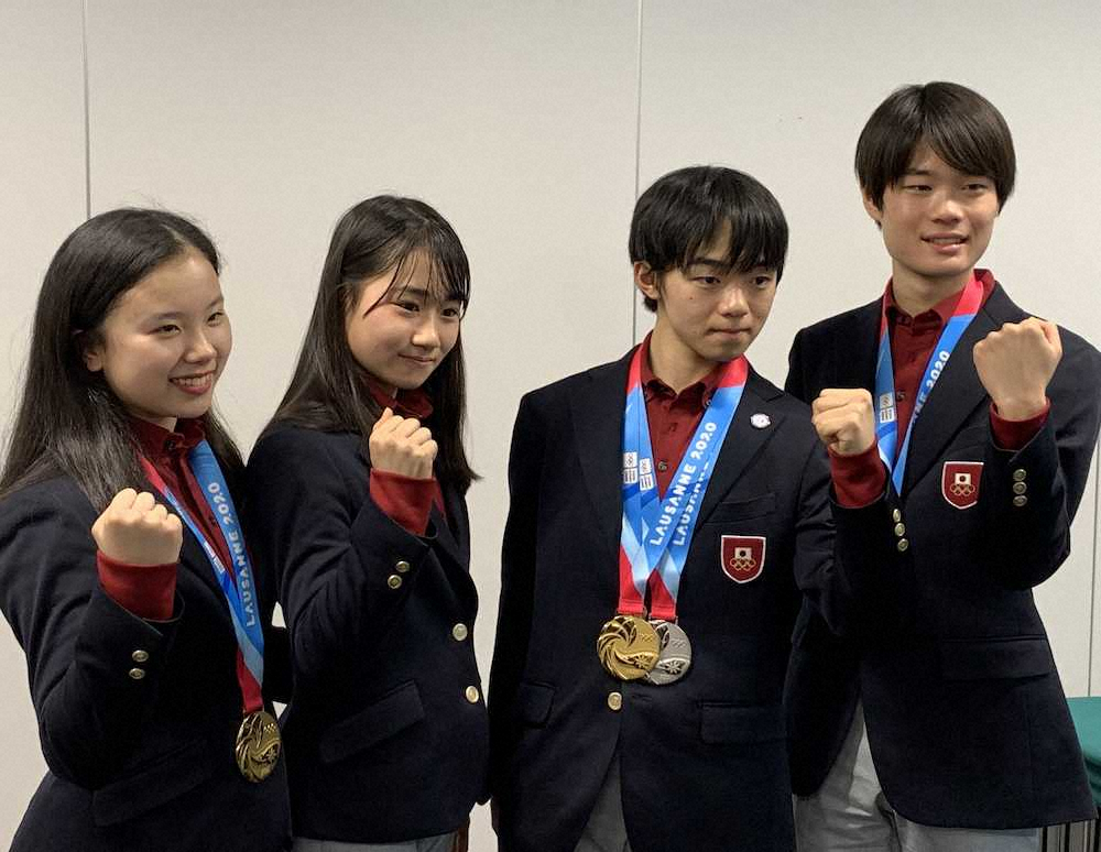 ユース五輪を終えて帰国したフィギュアスケート日本代表選手団（左から）吉田、河辺、鍵山、西山