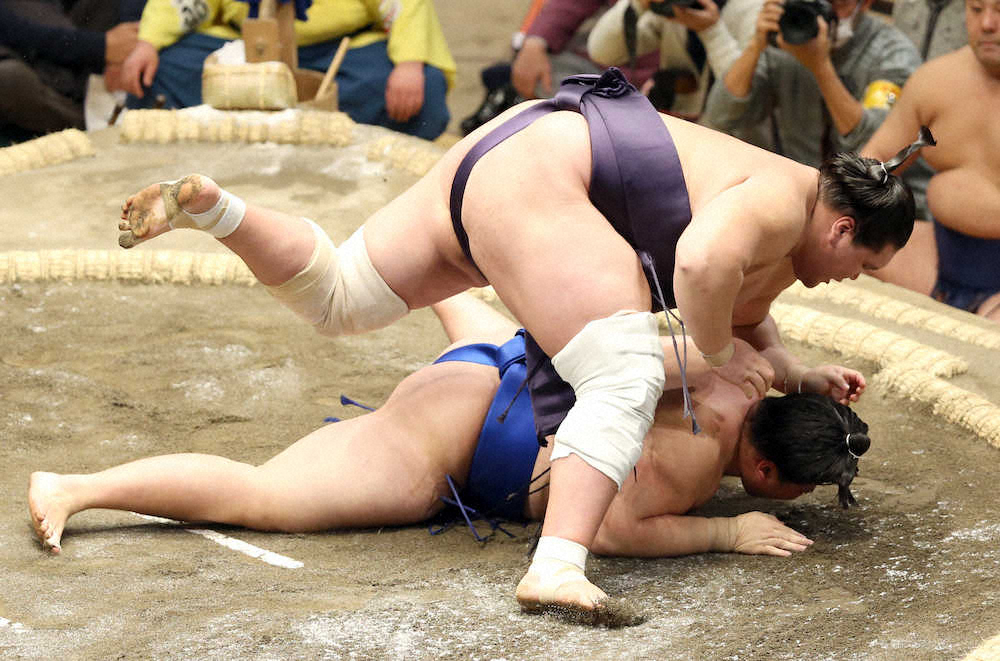 【画像・写真】照ノ富士　ストレート給金王手、初顔の琴勝峰下す　膝への不安踏まえ反省も