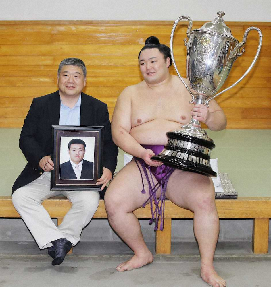 19年5月、優勝した朝乃山（右）と近大相撲部の伊東勝人監督