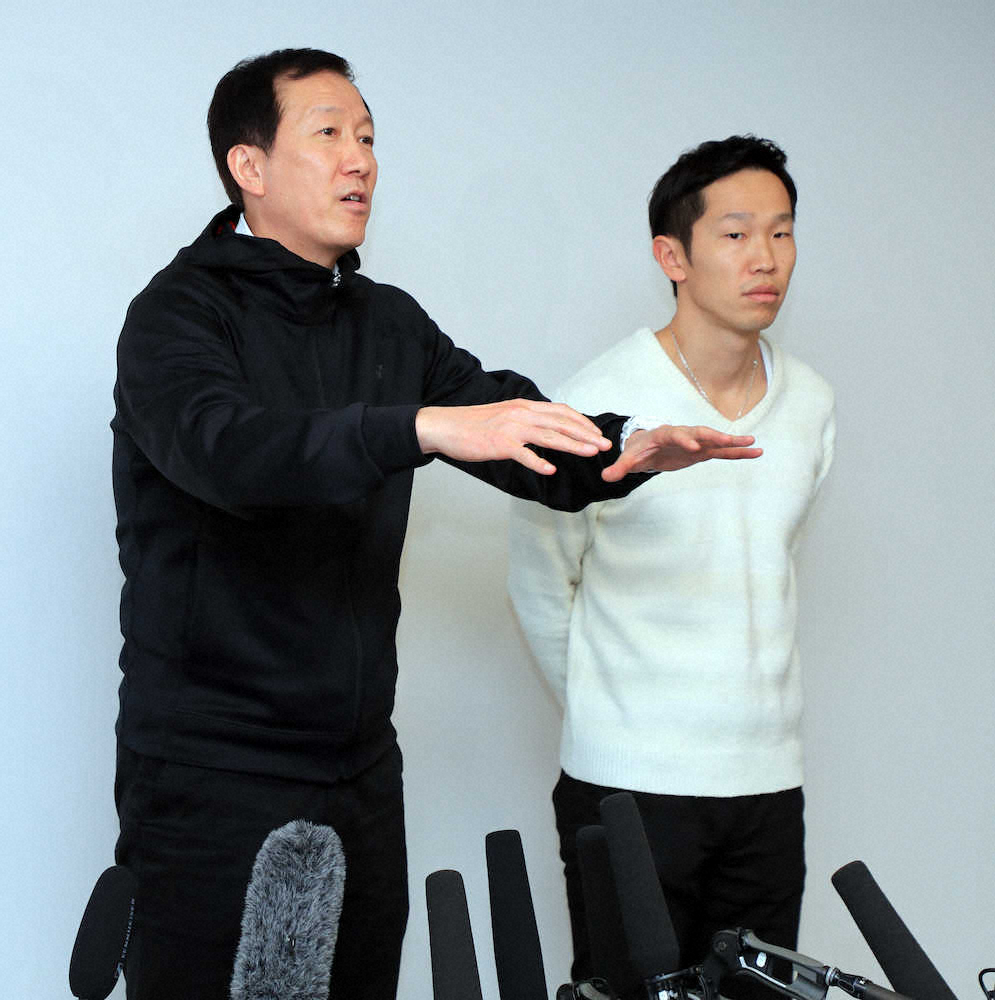 取材を受ける朴ヘッドコーチ（左）と中西コーチ（撮影・久冨木　修）　