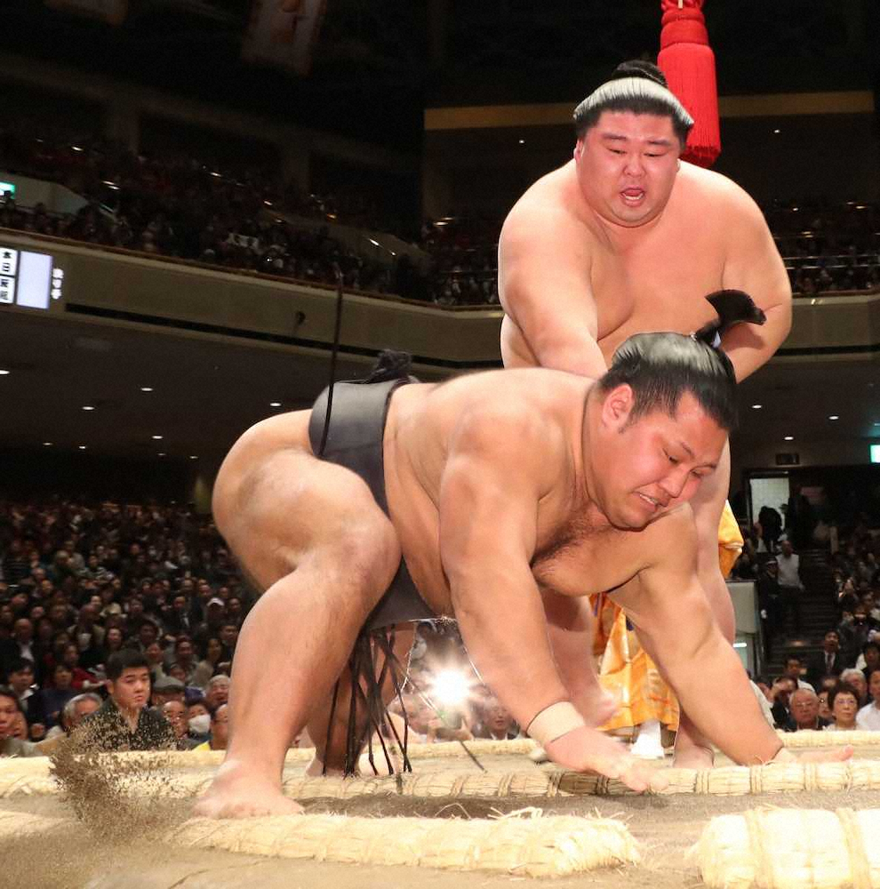 【画像・写真】松鳳山（手前）を寄り切る正代（撮影・村上　大輔）