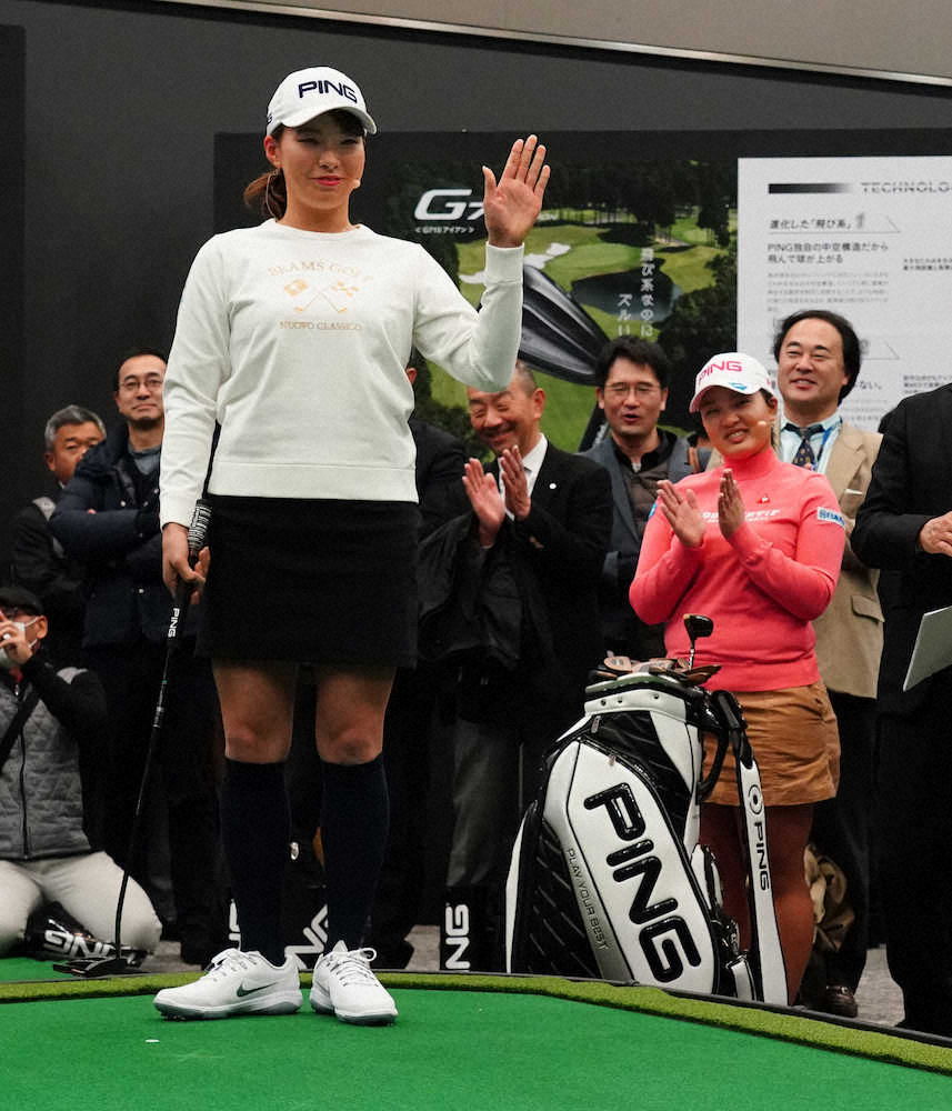 【画像・写真】新製品のパターを試打する渋野日向子（左）右は鈴木愛（撮影・沢田　明徳）