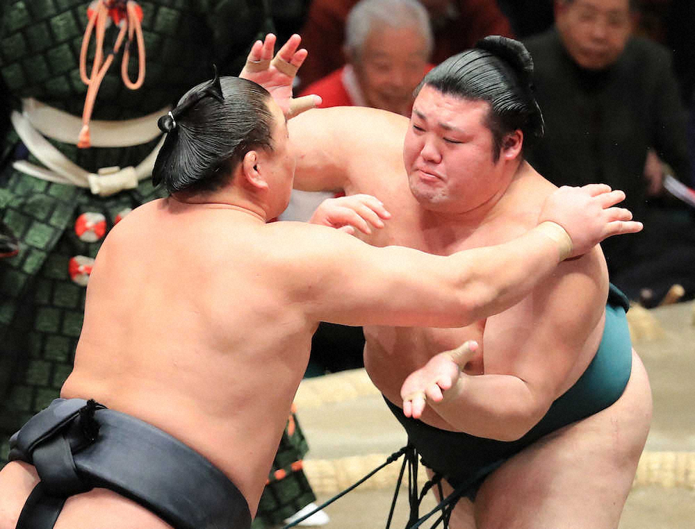 【画像・写真】東龍（左）を攻める豊山（撮影・吉田　剛）