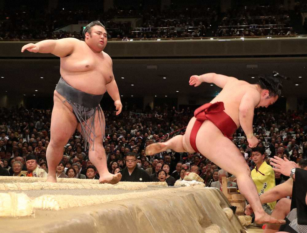 【画像・写真】炎鵬（右）を押し出しで破る貴景勝（撮影・村上　大輔）
