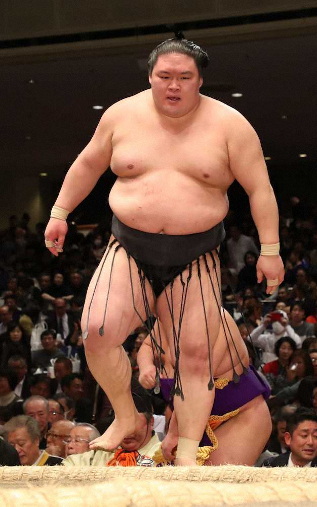 【画像・写真】宝富士に送り出しで敗れ7敗となった豪栄道（撮影・村上　大輔）