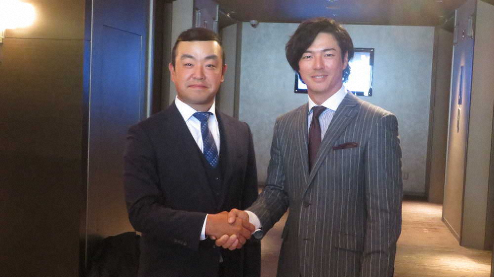新たに選手会長に就任した時松隆光と前会長の石川遼（右）