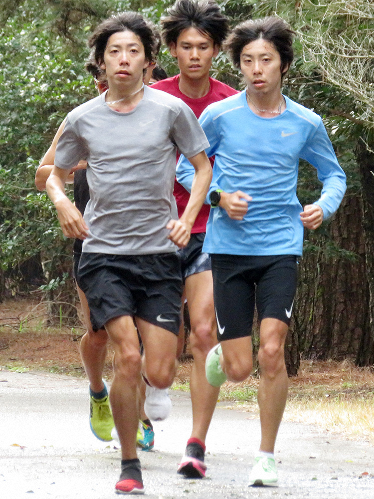 東京マラソンに向けて宮崎で走り込む設楽悠太（左）と兄・啓太