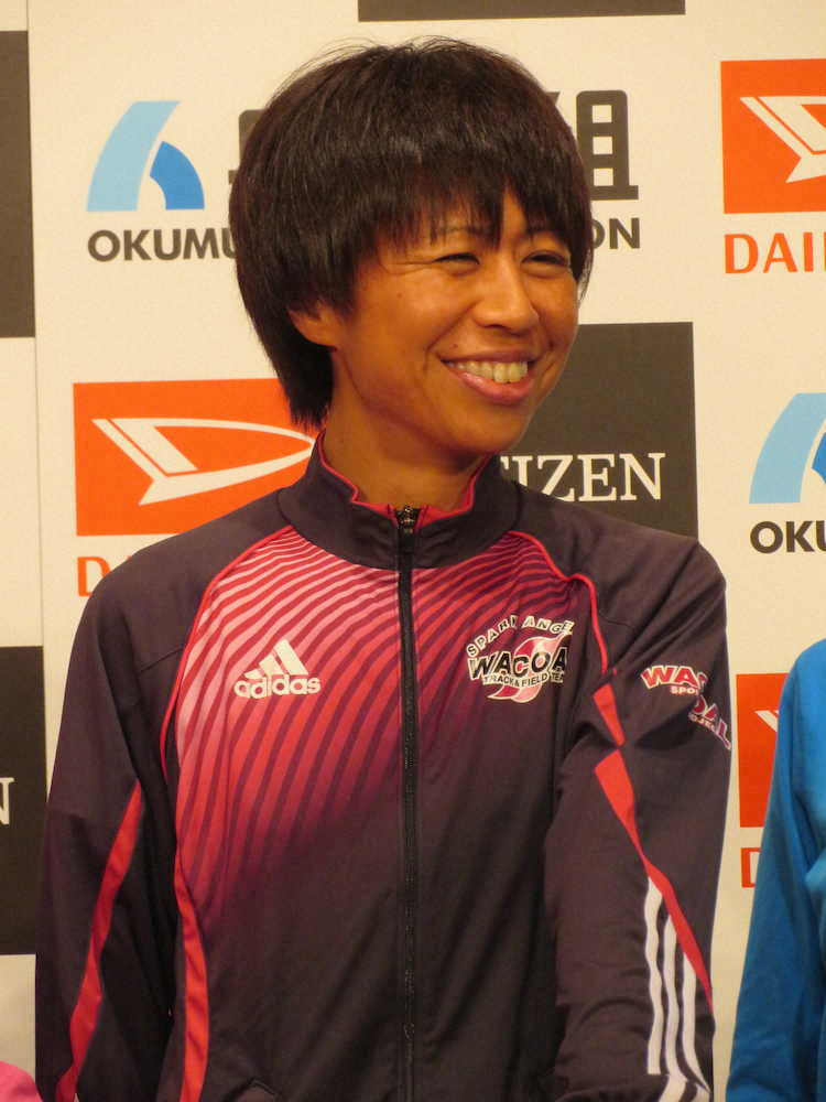 大阪国際女子マラソンの会見に出席した福士