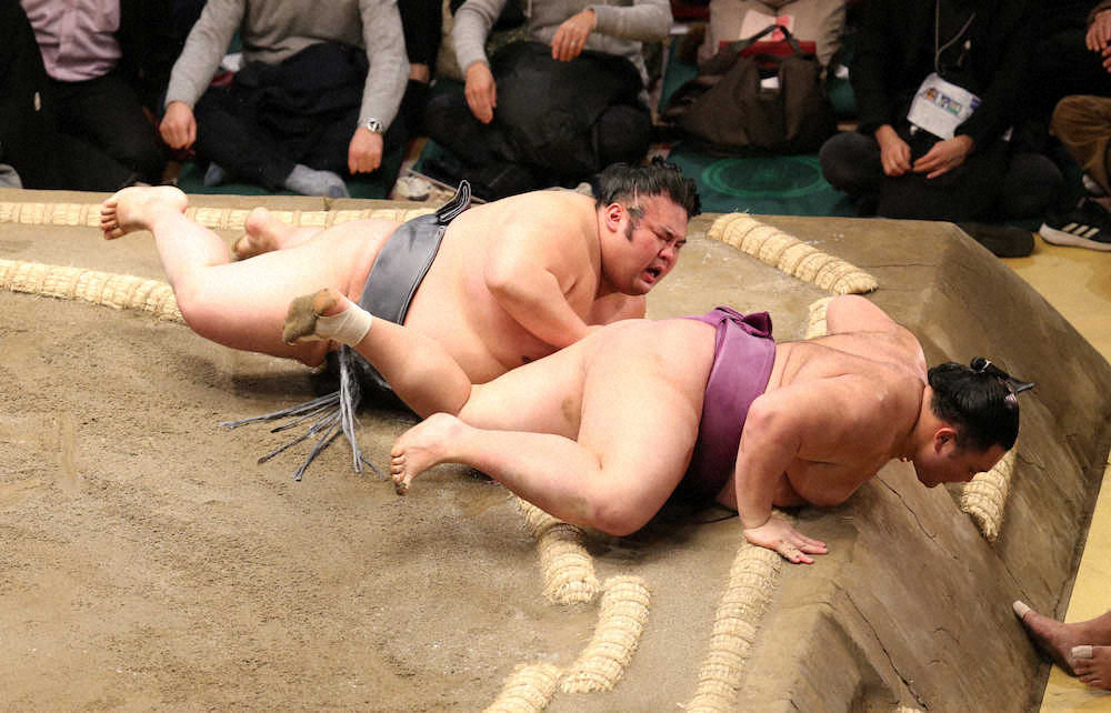 【画像・写真】貴景勝、3敗目喫しV消滅　2度の投げ耐えきれず「左上手を取られたのが全て」