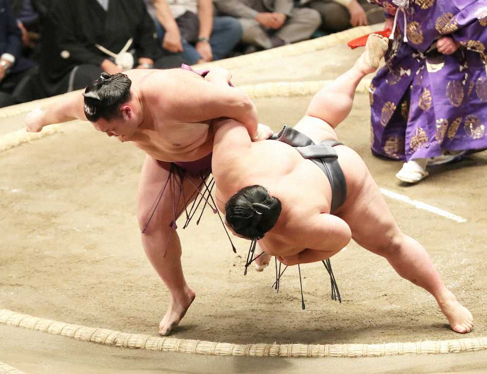 【画像・写真】朝乃山　豪快投げで9勝　近大先輩の徳勝龍をアシスト　来場所大関獲りに望み
