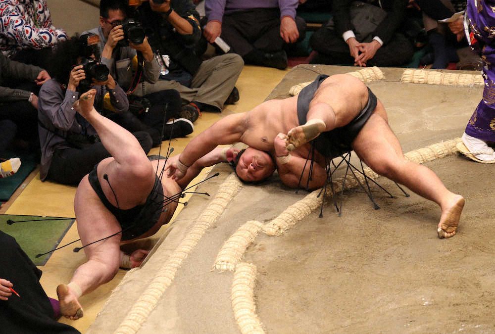 【画像・写真】松鳳山　天覧相撲結びの一番、白星締め　豪栄道を豪快寄り倒し「しっかり前に出た」