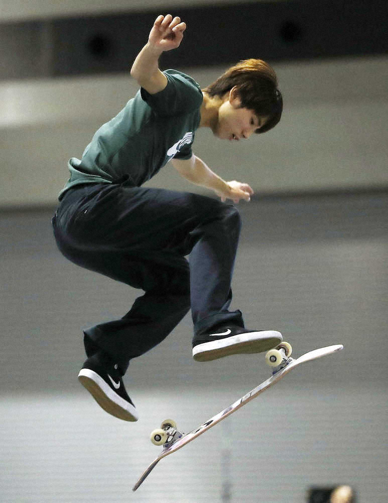 スケートボード・ストリート予選で演技する堀米