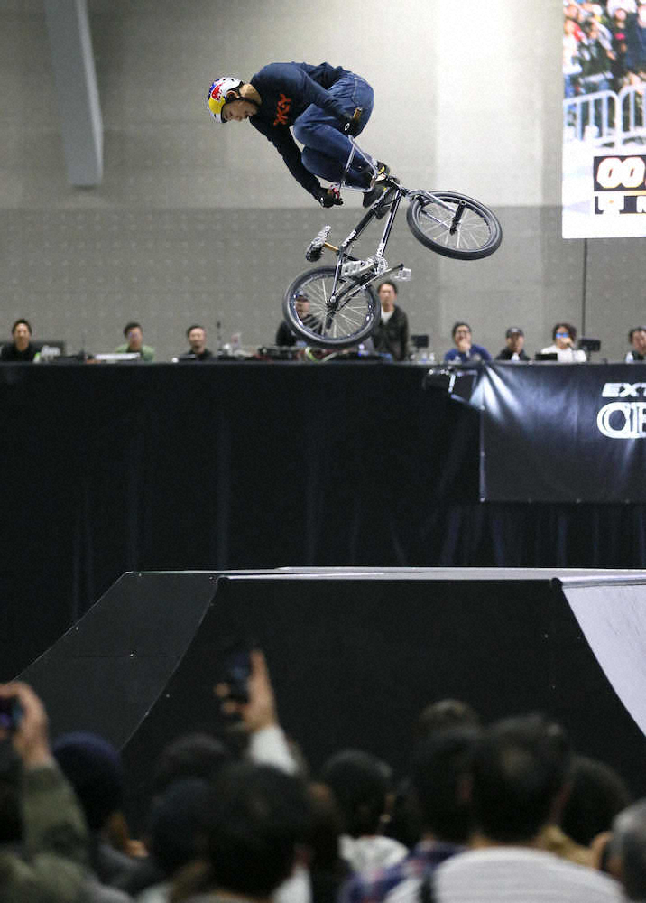 【画像・写真】巧みにBMXを操る中村（撮影・会津　智海）