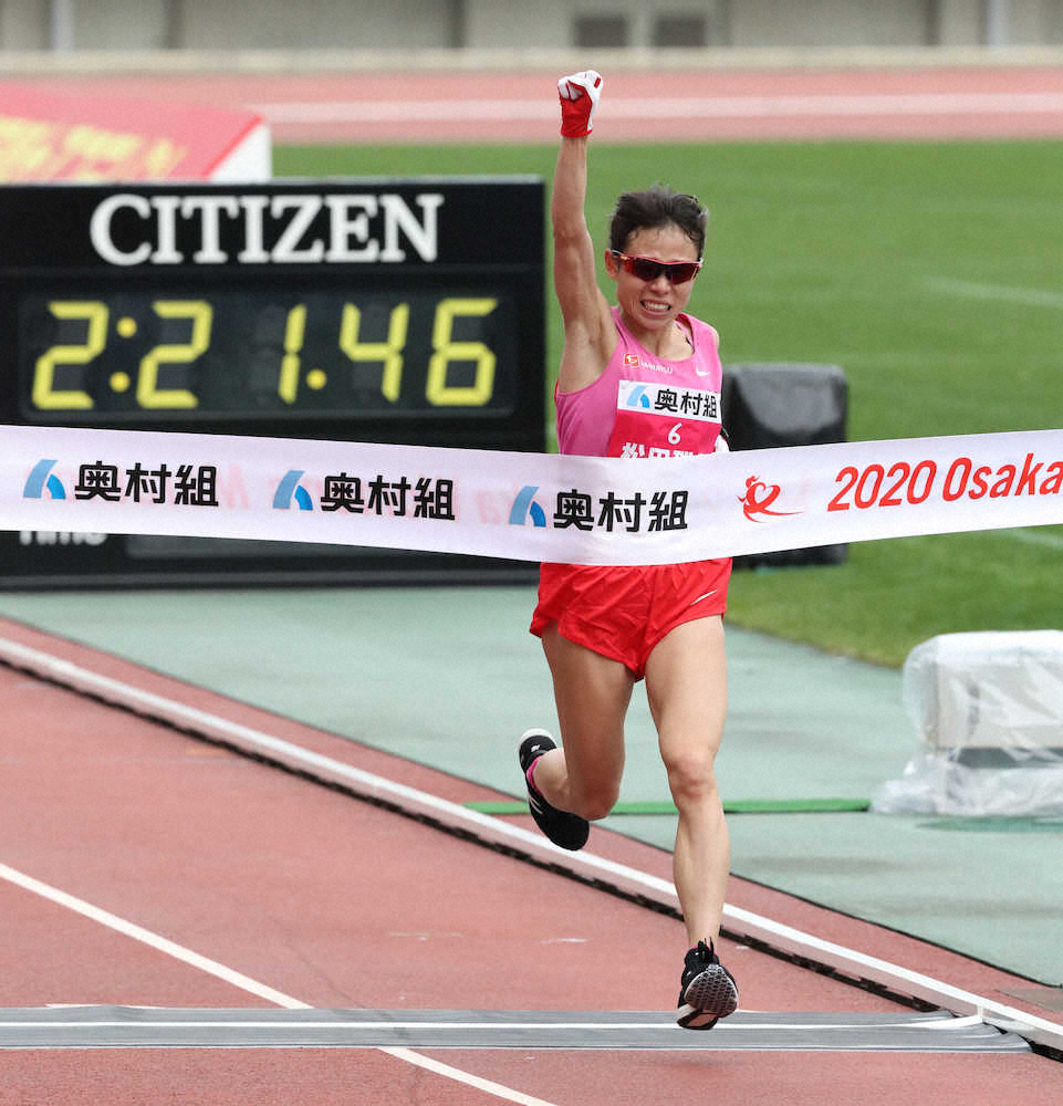 【画像・写真】設定記録の2時間22分22秒を切ってゴールした松田（撮影・大森　寛明）