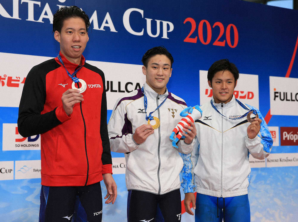 【画像・写真】2位の渡辺一平（左）、3位の小日向一輝（右端）らと笑顔の佐藤翔馬（撮影・白鳥　佳樹）