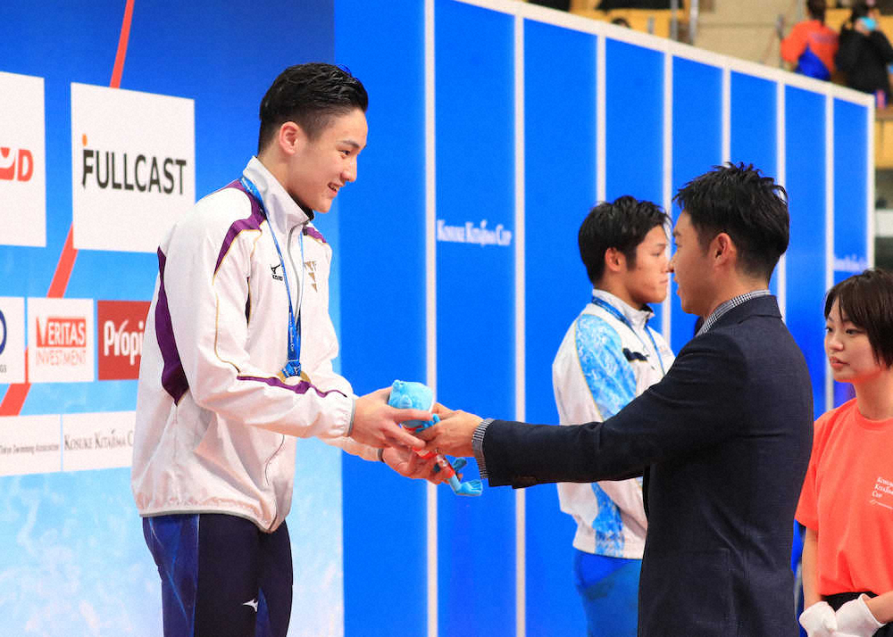 【画像・写真】優勝して北島氏から表彰される佐藤翔馬（撮影・白鳥　佳樹）