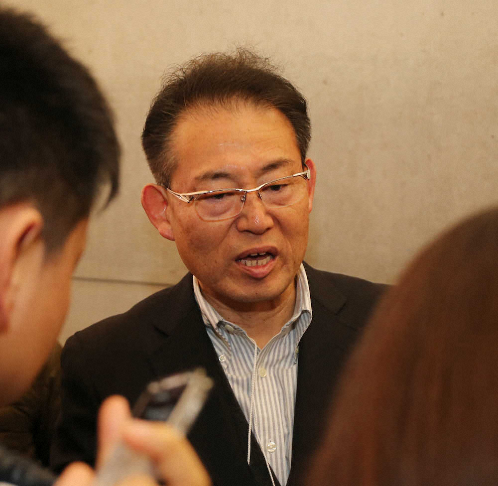 【画像・写真】報道陣の質問にこたえる松田の恩師である大阪薫英女学院・安田監督（撮影・大森　寛明）