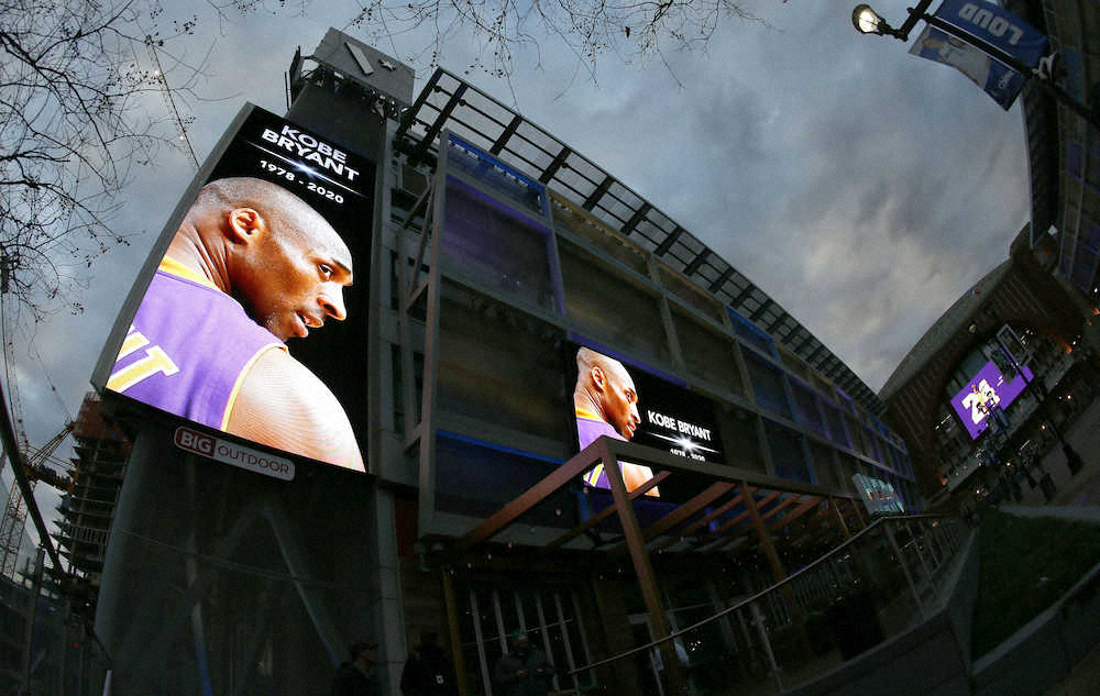 サンズのアメリカン エアラインズ アリーナに掲げられた故ブライアント氏の姿 Ap スポニチ Sponichi Annex スポーツ