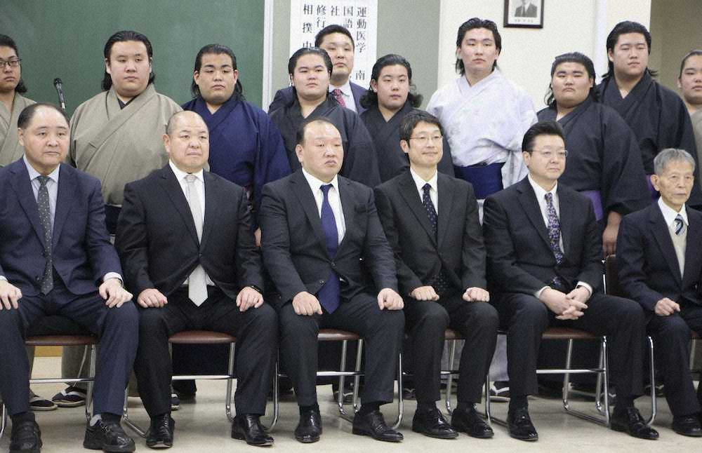 【画像・写真】新弟子らと記念撮影する八角理事長（前列左から2人目）、山響親方（同3人目）、伊勢ケ浜親方（同5人目）ら