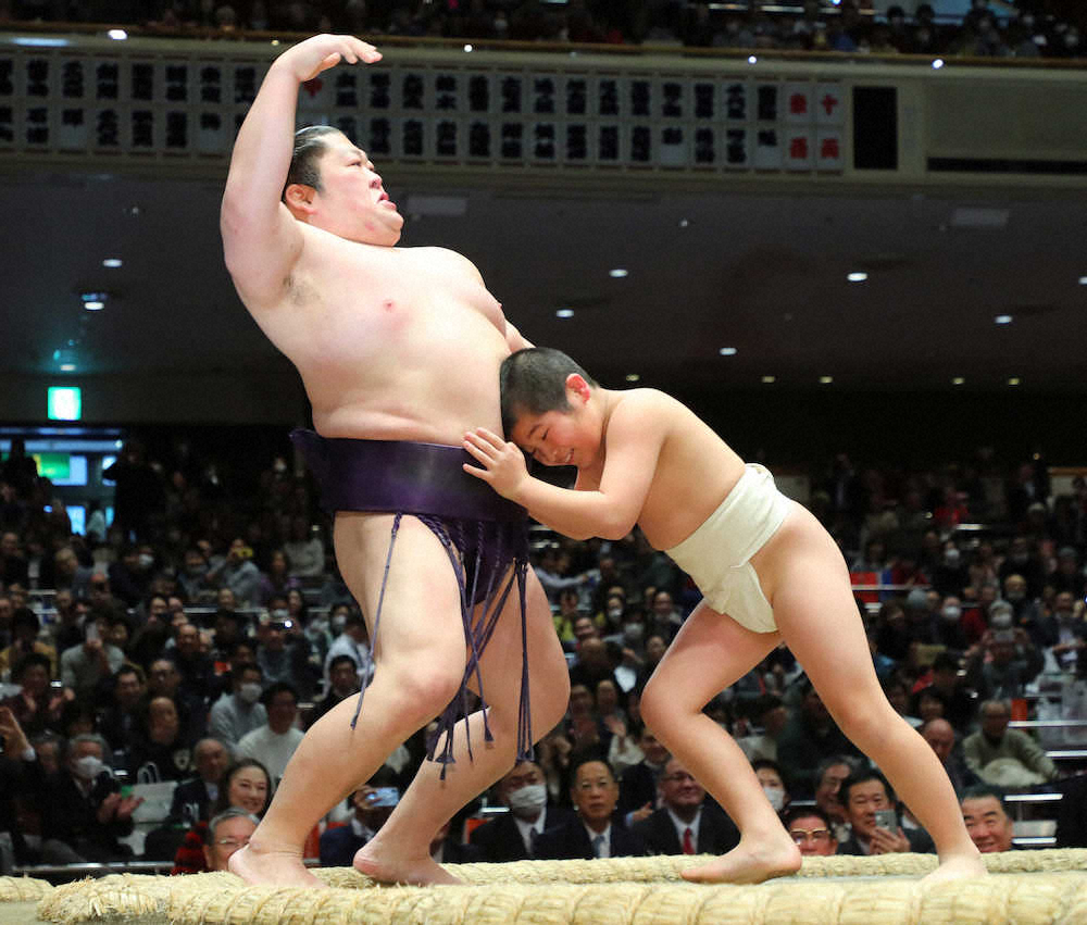 【画像・写真】元関脇・豪風「両親に見てもらいたかった」断髪式で涙…“最後の取組”は12歳長男と