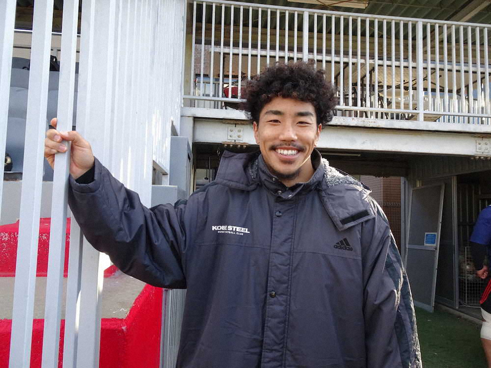 シーズンごとに特徴的な髪型をする神戸製鋼WTB山下楽平は今季、アフロヘアのようなパーマスタイルで戦っている