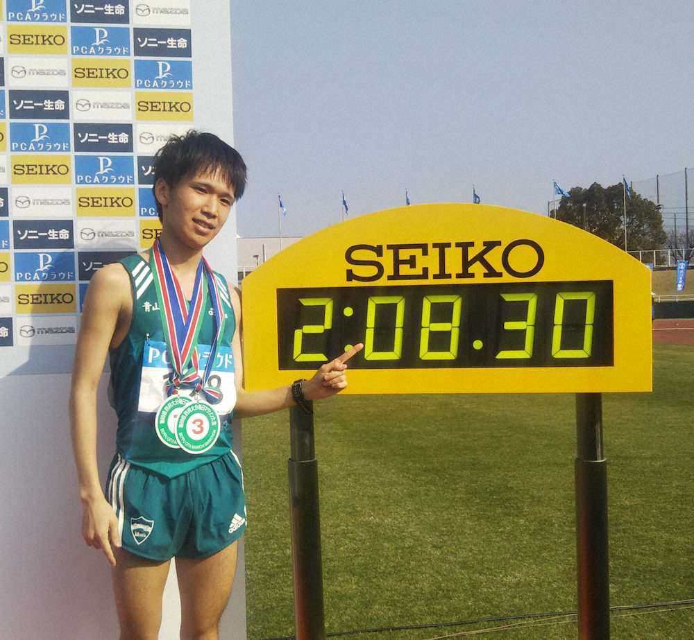 初マラソン歴代2位となる2時か8分30秒で3位に入り笑顔の吉田祐也