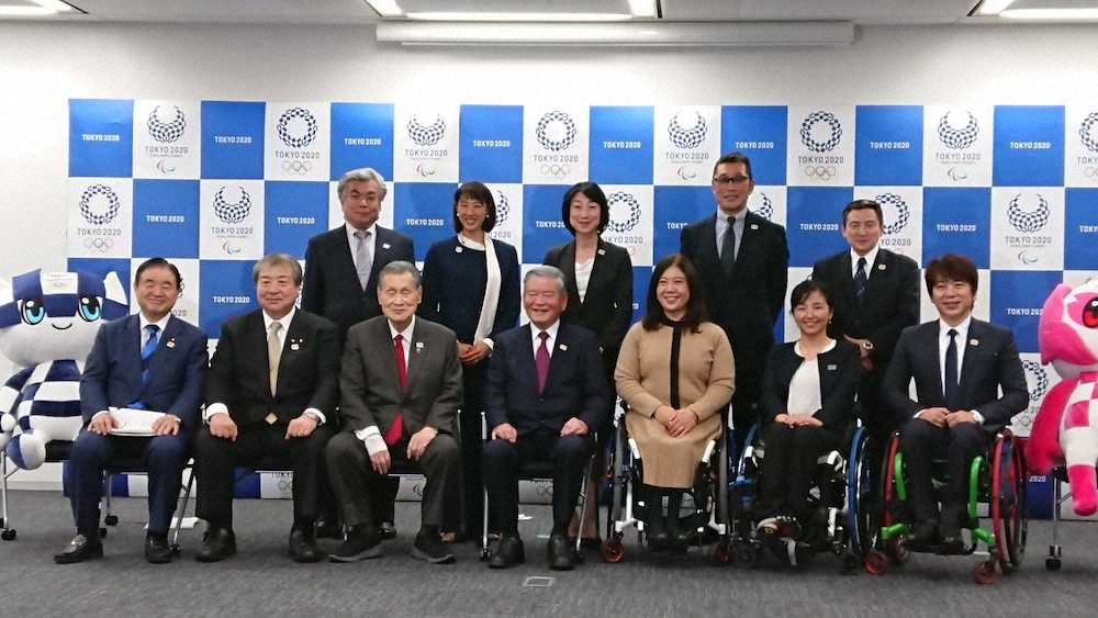 東京五輪・パラリンピック選手村の村長に就任した川淵三郎氏（前列中央）は組織委の森喜朗会長（前列左から3人目）、上村春樹村長代行（同2人目）らと写真に収まる