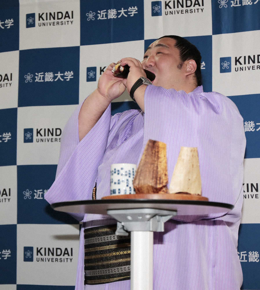 【画像・写真】徳勝龍　母校から近大マグロ贈呈　連覇へ闘志「大阪場所で暴れられれば」