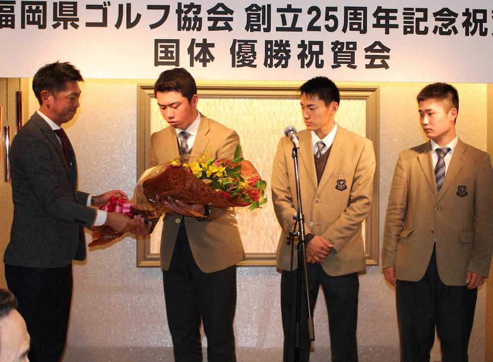 福岡県少年男子の水田監督（左端）から花束を贈られる出利葉（左から2人目、以下右へ）石塚、長野の国体優勝メンバー