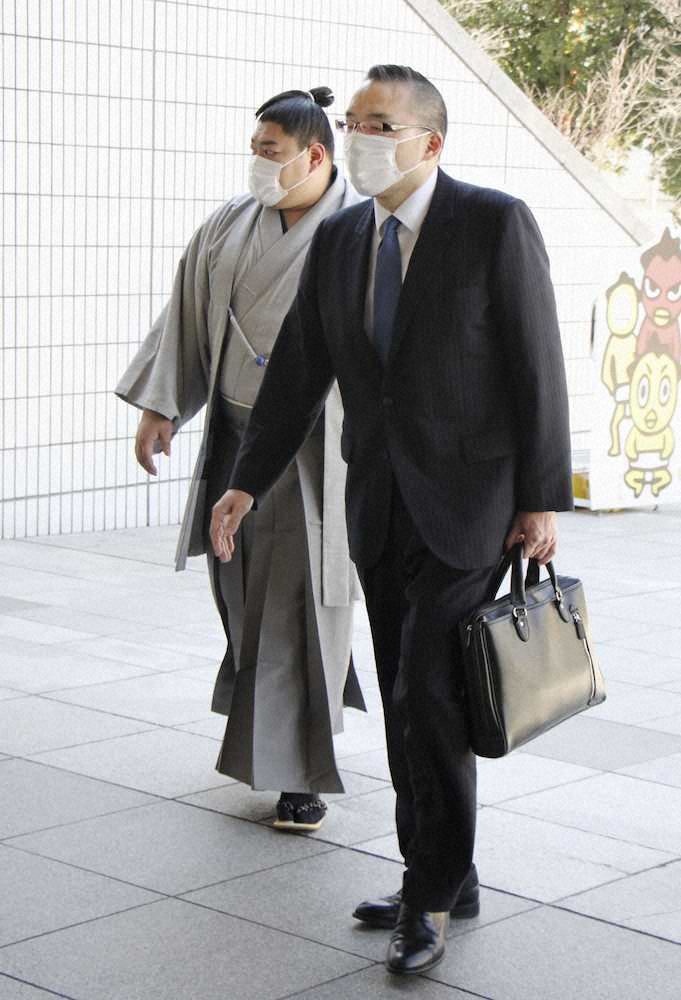 5日、日本相撲協会を訪れた阿炎（左）と師匠の錣山親方