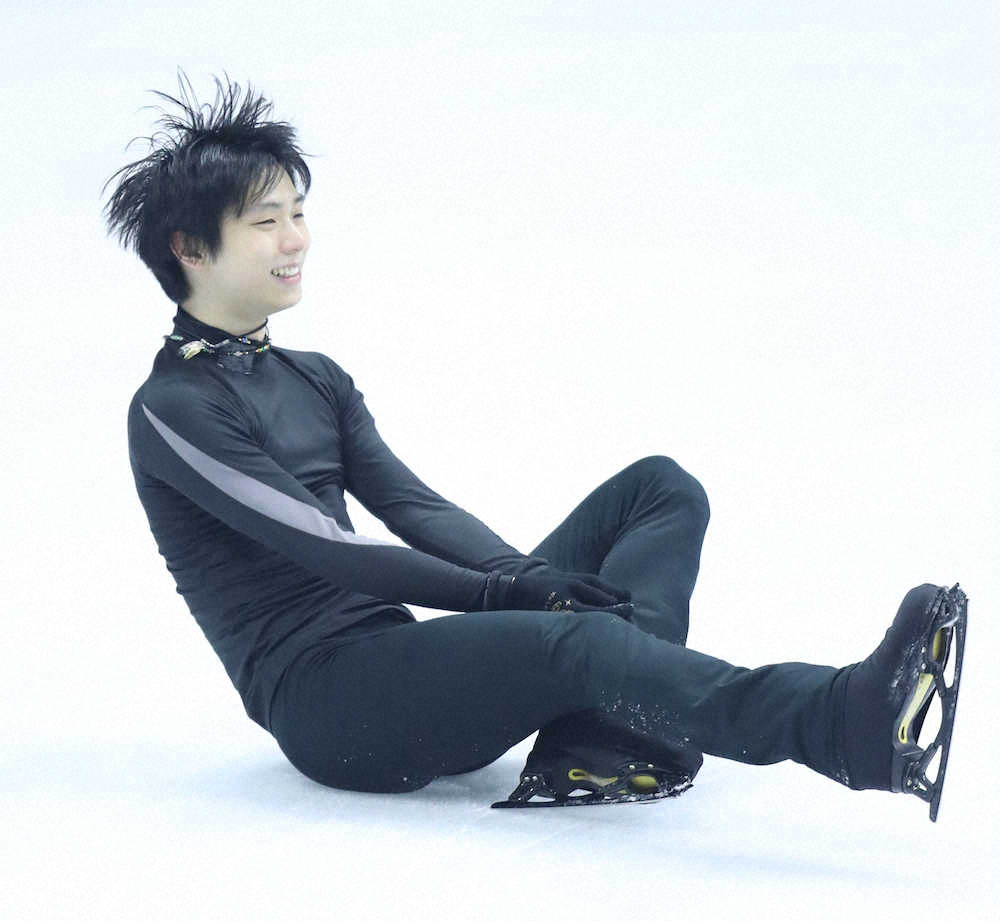 【画像・写真】ジャンプで転倒し笑顔を見せる羽生結弦（撮影・小海途　良幹）