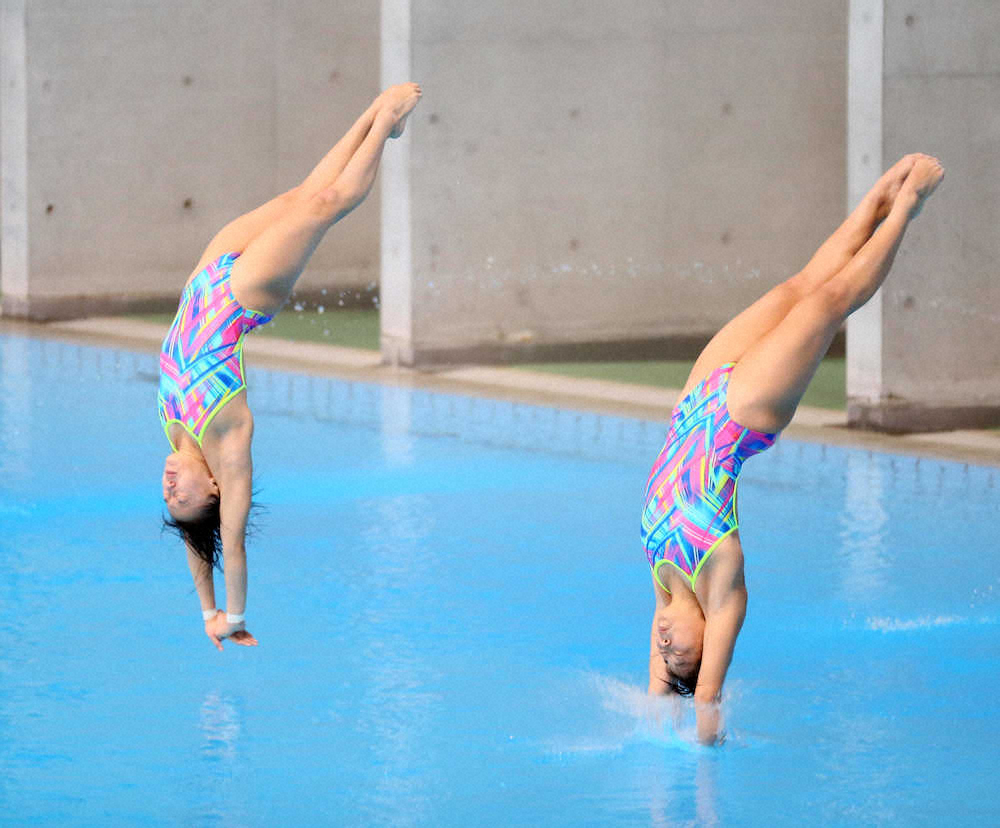 女子3メートルシンクロ決勝、5本目の着水を決める宮本（左）と榎本（撮影・会津　智海）