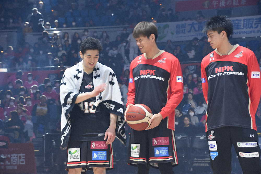 ＜大阪・秋田＞試合後、笑顔でチームメートの藤高（中央）と談笑する中村（左）