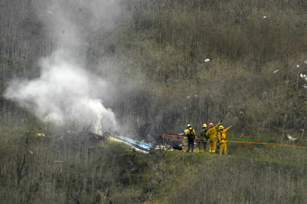カリフォルニア州カラバサスのヘリコプター墜落現場（AP）