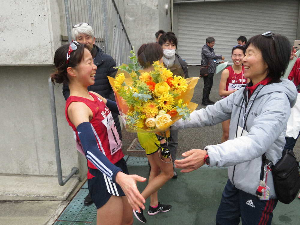 レース後に山下監督から花束を贈られた田中智美（左）