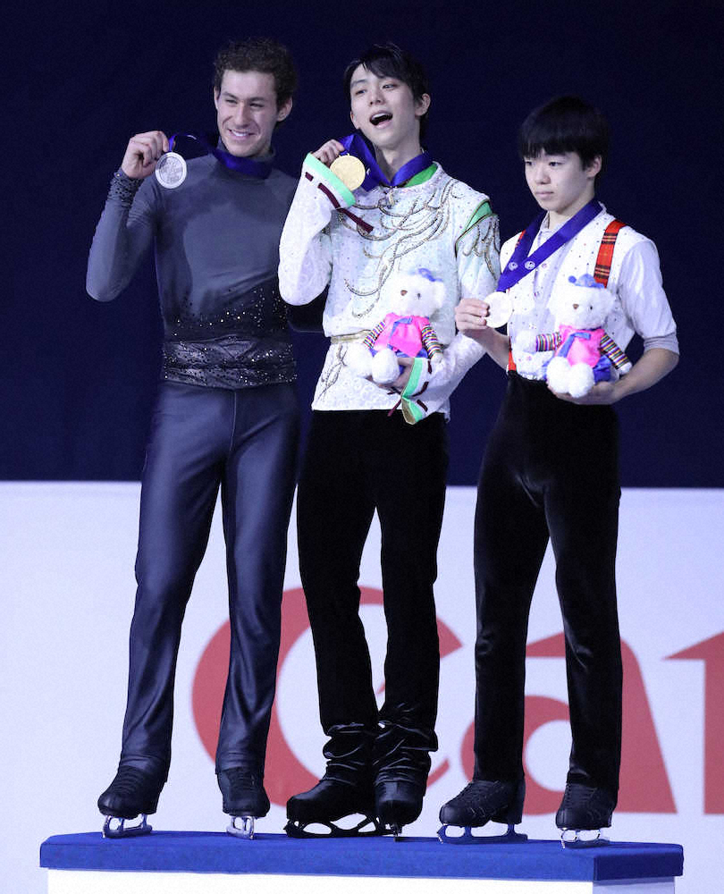 【画像・写真】表彰台の上で笑顔の（左から）ジェイソン・ブラウン、羽生結弦、鍵山優真（撮影・小海途　良幹）