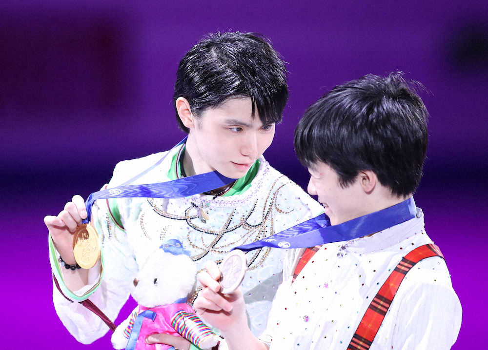 【画像・写真】表彰式で鍵山優真（右）と話をする羽生結弦（撮影・小海途　良幹）