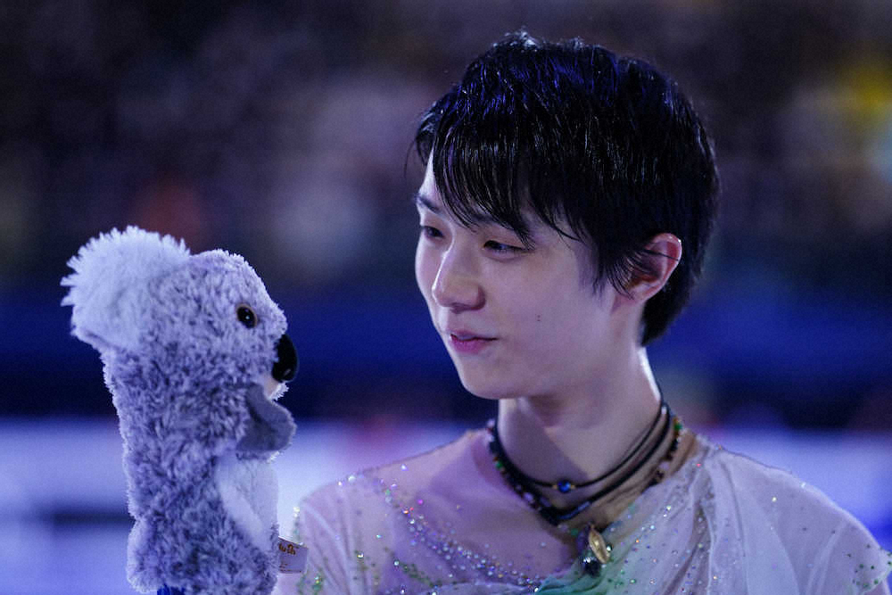 【画像・写真】コアラのパペットを手にする羽生結弦（撮影・小海途　良幹）