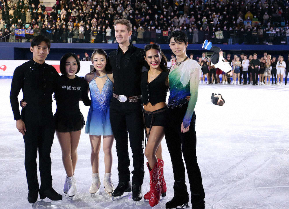 【画像・写真】エキシビションで記念撮影をする紀平梨花（左から3人目）、羽生結弦（右）ら優勝者の後ろでバック宙をするキーガン・メッシング（撮影・小海途　良幹）