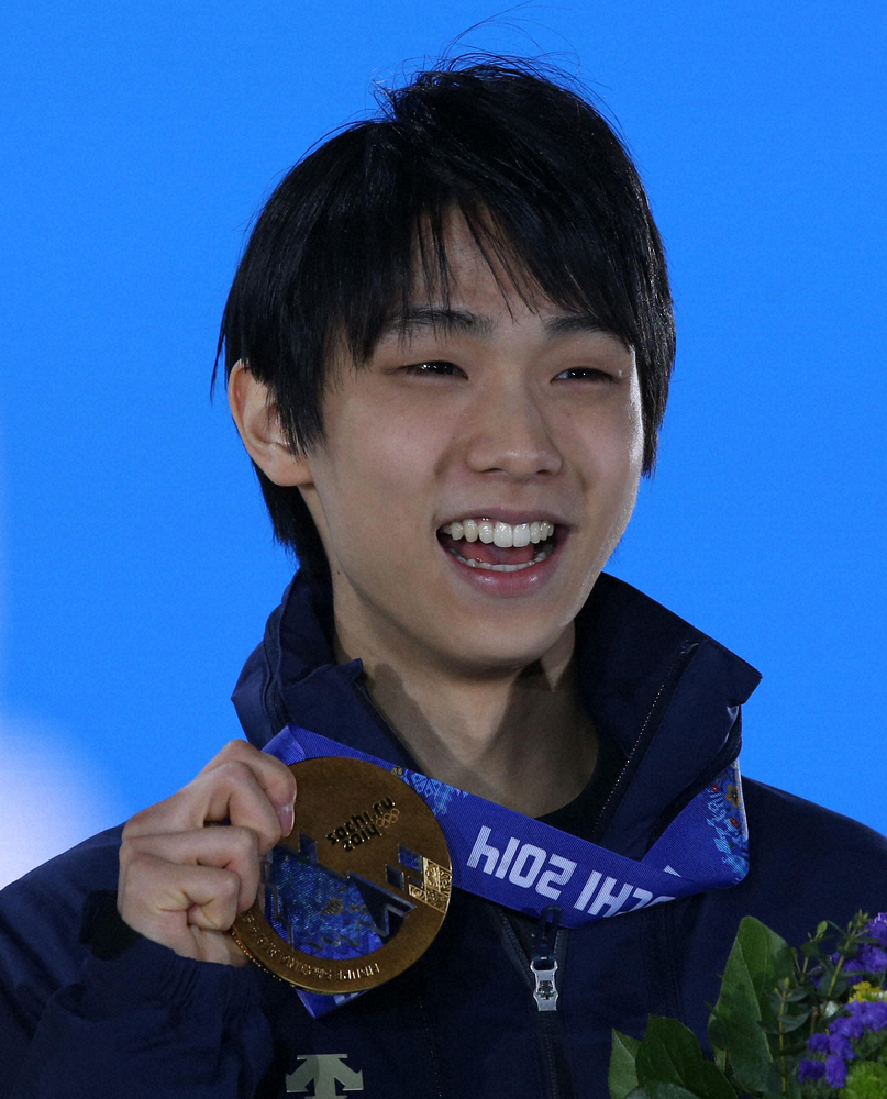 2014年ソチ五輪でフィギュア日本男子初の金メダルを獲得し、メダルを笑顔で披露する羽生結弦