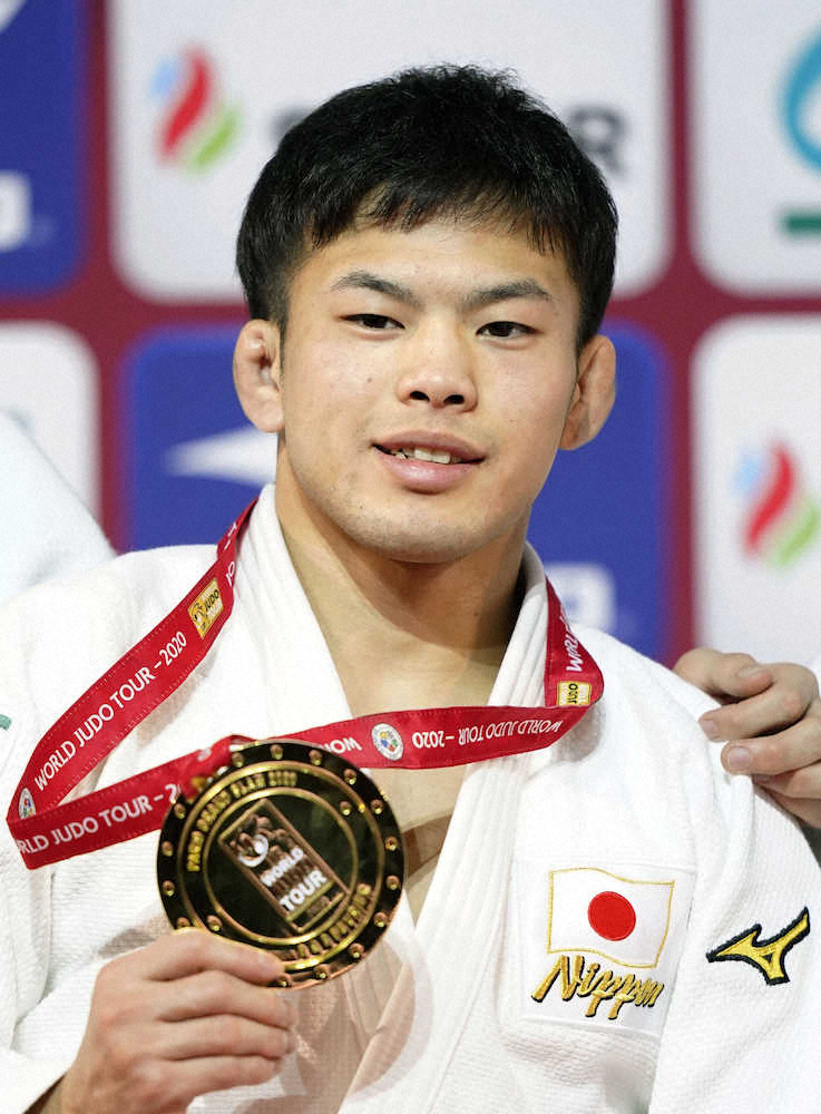 男子60キロ級で優勝し、金メダルを手に笑顔の永山