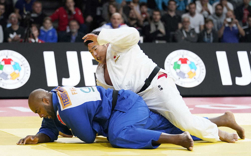 【画像・写真】男子100キロ超級3回戦でフランスのテディ・リネール（下）を攻める影浦心