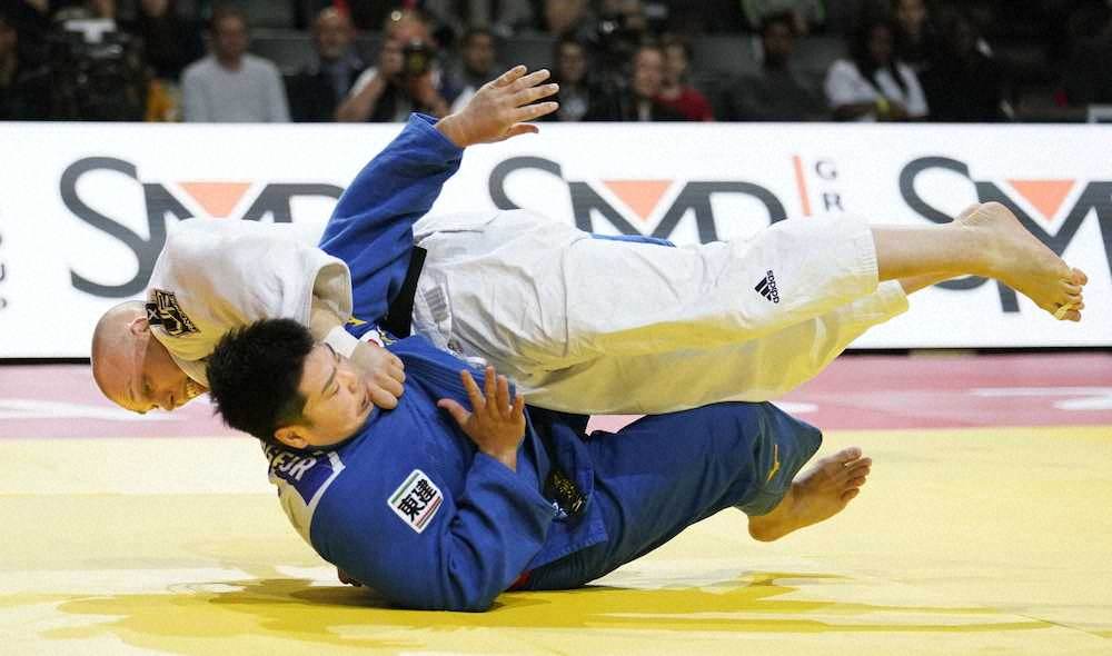【画像・写真】男子100キロ超級決勝でオランダ選手（上）に一本負けした影浦心